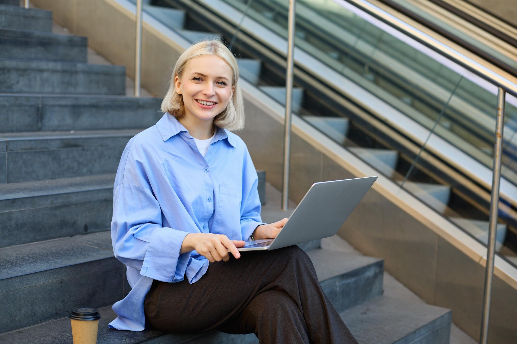 Maria Santos, Financial Analyst & Market Expert